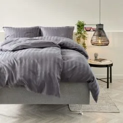KRONBORG Påslakanset NELL Satin 150x210 Antracit -Sovrum affär 161565 1